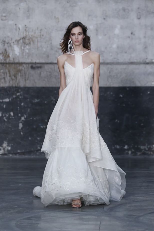 بوحي من الحضارة اليونانية.. جمالية لا توصف في فساتين المصمم جورج شقرا