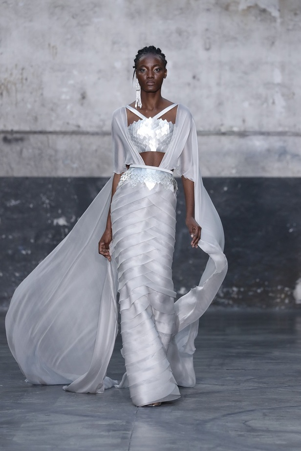 بوحي من الحضارة اليونانية.. جمالية لا توصف في فساتين المصمم جورج شقرا