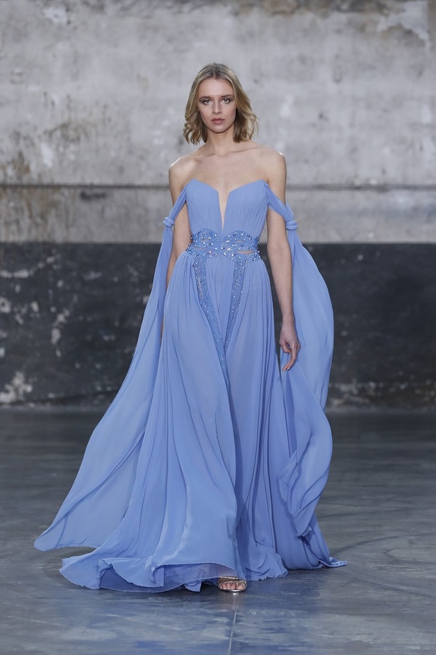 بوحي من الحضارة اليونانية.. جمالية لا توصف في فساتين المصمم جورج شقرا