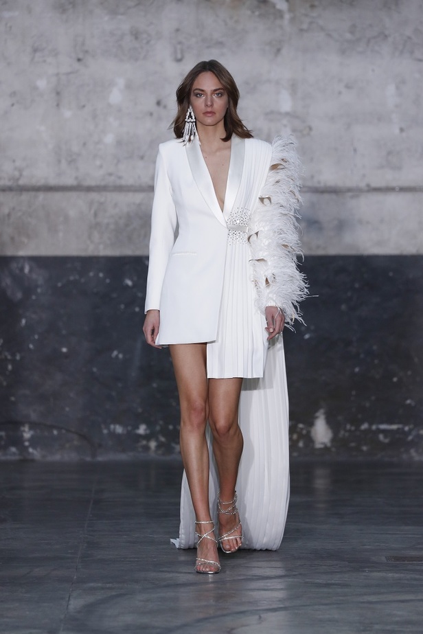 بوحي من الحضارة اليونانية.. جمالية لا توصف في فساتين المصمم جورج شقرا