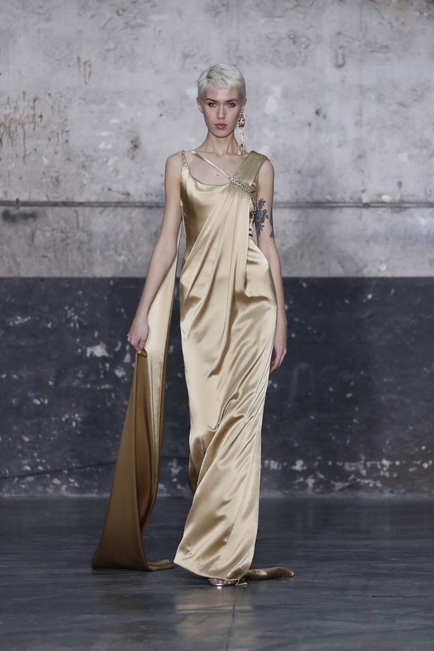 بوحي من الحضارة اليونانية.. جمالية لا توصف في فساتين المصمم جورج شقرا