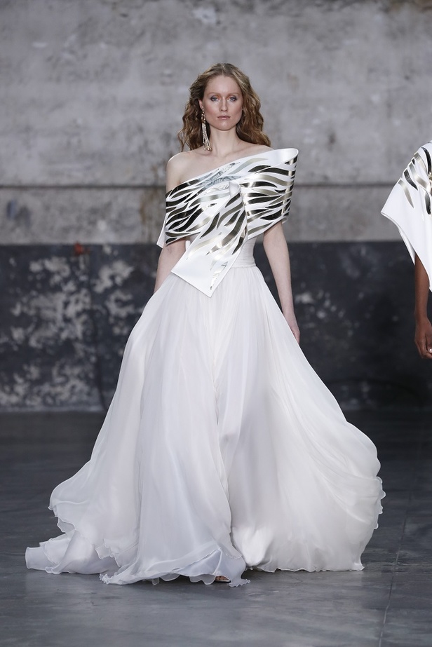 بوحي من الحضارة اليونانية.. جمالية لا توصف في فساتين المصمم جورج شقرا