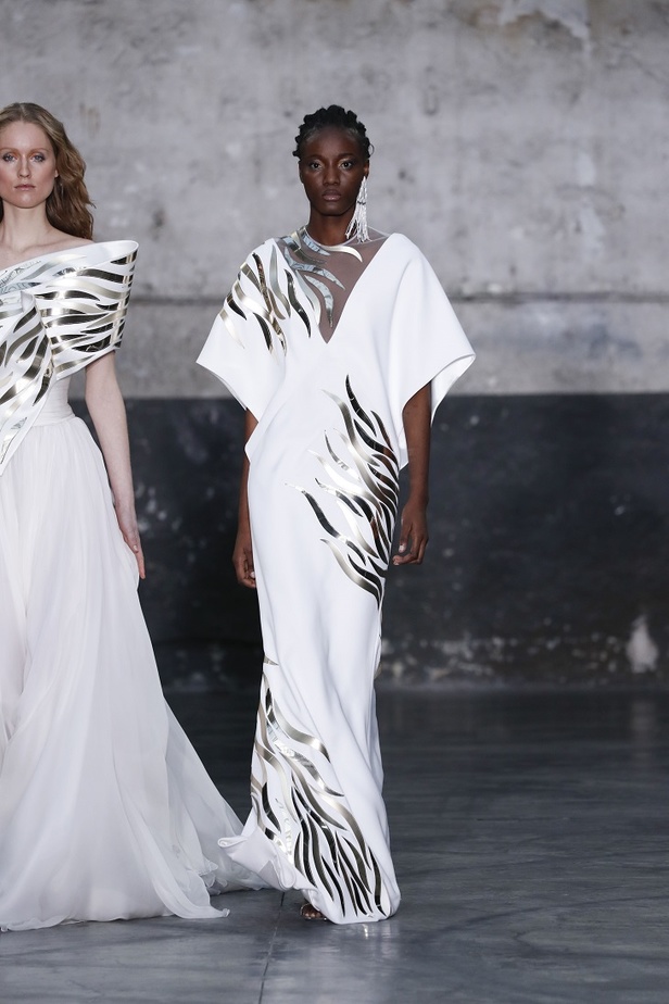 بوحي من الحضارة اليونانية.. جمالية لا توصف في فساتين المصمم جورج شقرا