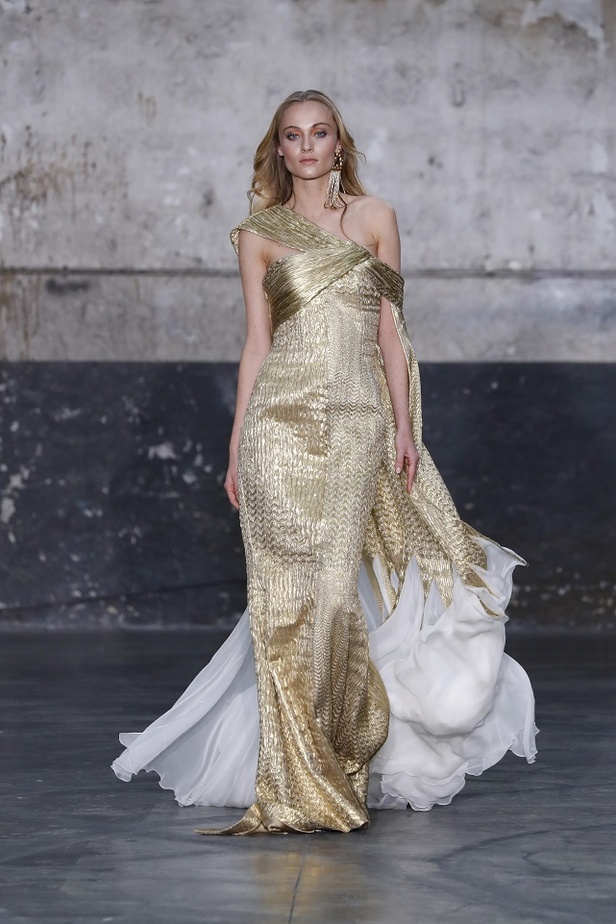 بوحي من الحضارة اليونانية.. جمالية لا توصف في فساتين المصمم جورج شقرا