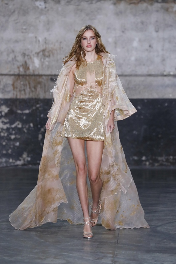 بوحي من الحضارة اليونانية.. جمالية لا توصف في فساتين المصمم جورج شقرا