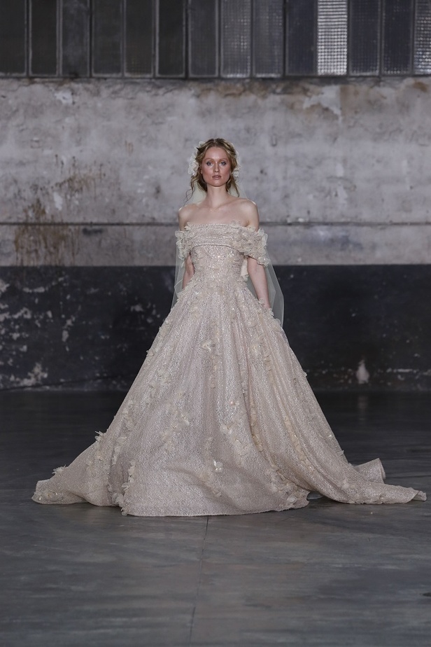 بوحي من الحضارة اليونانية.. جمالية لا توصف في فساتين المصمم جورج شقرا