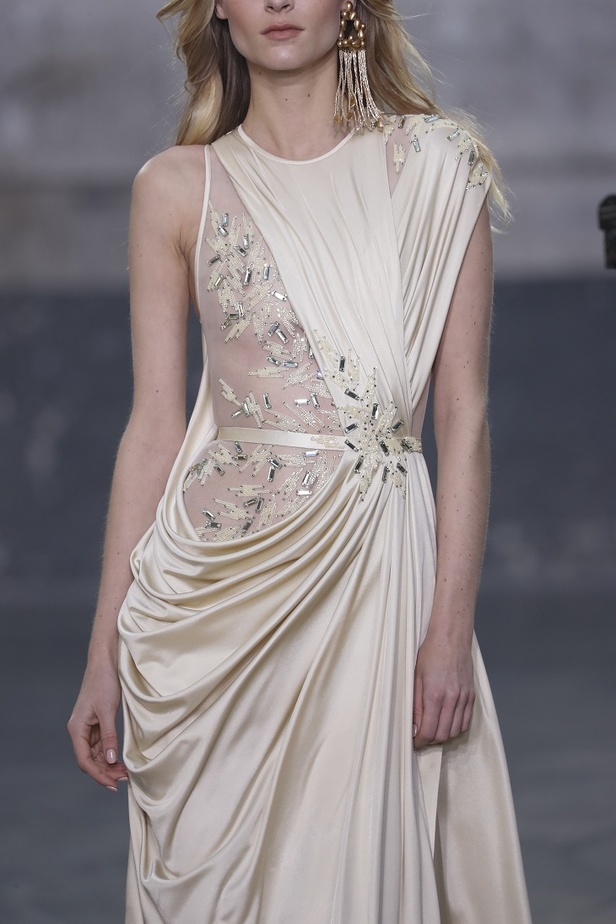 بوحي من الحضارة اليونانية.. جمالية لا توصف في فساتين المصمم جورج شقرا