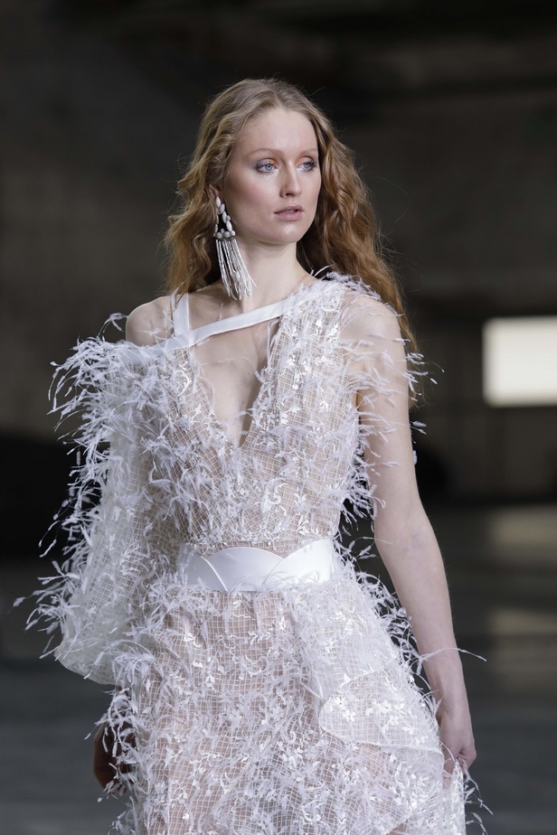 بوحي من الحضارة اليونانية.. جمالية لا توصف في فساتين المصمم جورج شقرا