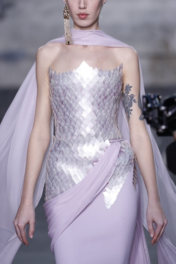 بوحي من الحضارة اليونانية.. جمالية لا توصف في فساتين المصمم جورج شقرا