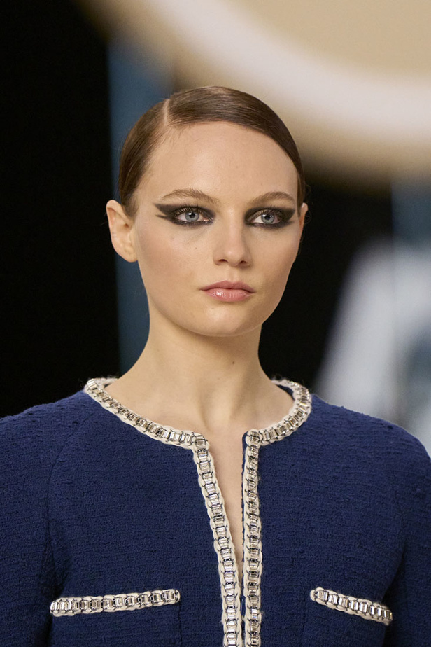 مجموعة دار CHANEL للأزياء الراقية لربيع وصيف 2022 تناغم بين الخيال والواقع