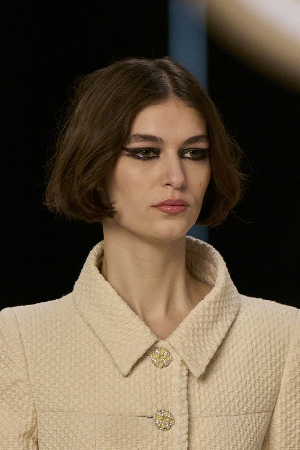 مجموعة دار CHANEL للأزياء الراقية لربيع وصيف 2022 تناغم بين الخيال والواقع