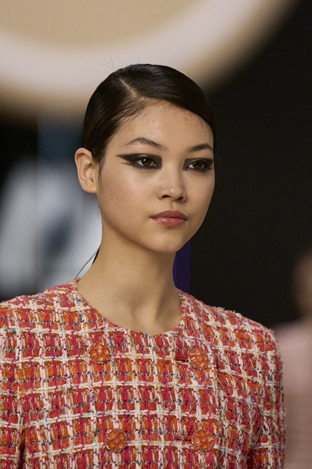 مجموعة دار CHANEL للأزياء الراقية لربيع وصيف 2022 تناغم بين الخيال والواقع