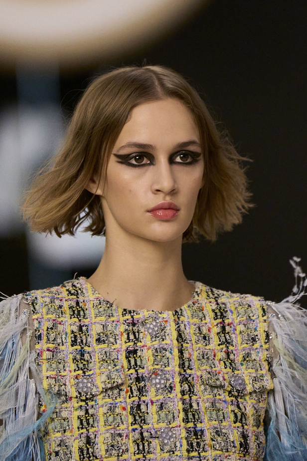 مجموعة دار CHANEL للأزياء الراقية لربيع وصيف 2022 تناغم بين الخيال والواقع