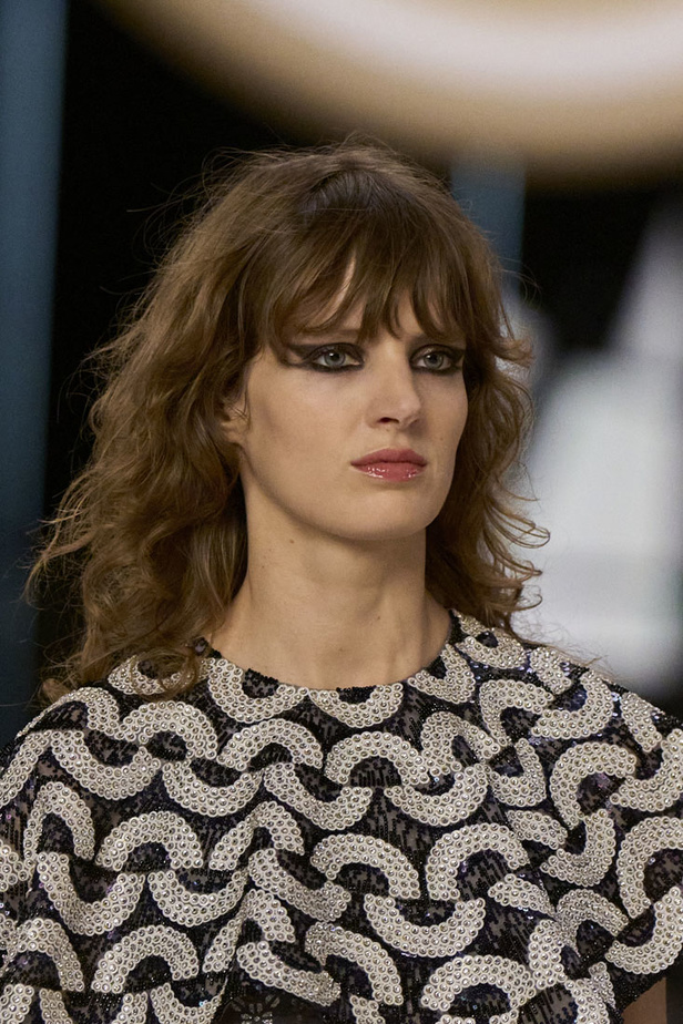 مجموعة دار CHANEL للأزياء الراقية لربيع وصيف 2022 تناغم بين الخيال والواقع