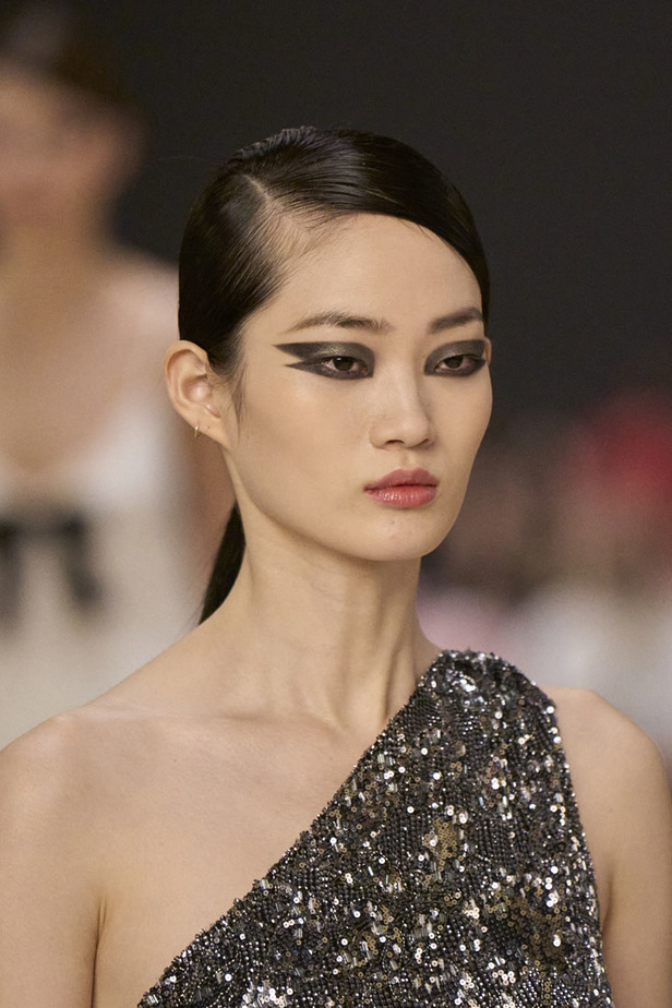 مجموعة دار CHANEL للأزياء الراقية لربيع وصيف 2022 تناغم بين الخيال والواقع