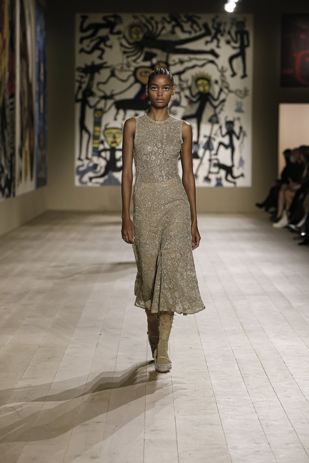 مجموعة حالمة بتصاميم براقة وثلاثية الأبعاد من دار Dior ضمن أسبوع الموضة للأزياء الفاخرة