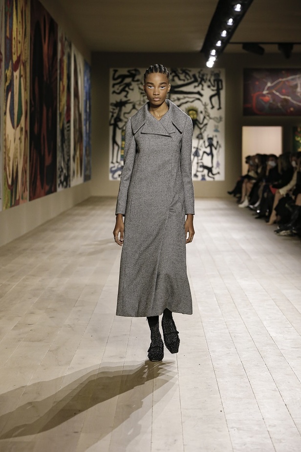 مجموعة حالمة بتصاميم براقة وثلاثية الأبعاد من دار Dior ضمن أسبوع الموضة للأزياء الفاخرة