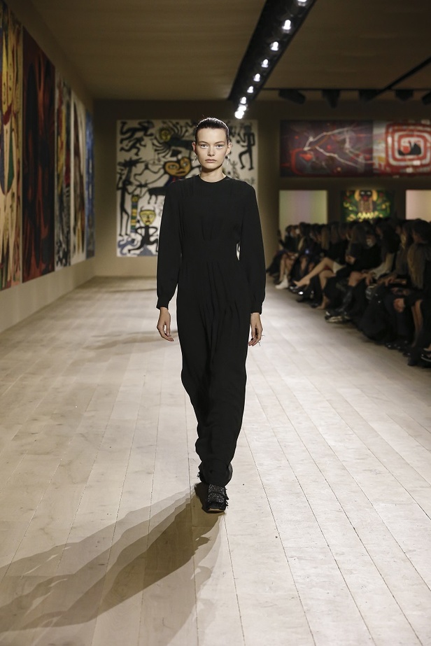 مجموعة حالمة بتصاميم براقة وثلاثية الأبعاد من دار Dior ضمن أسبوع الموضة للأزياء الفاخرة