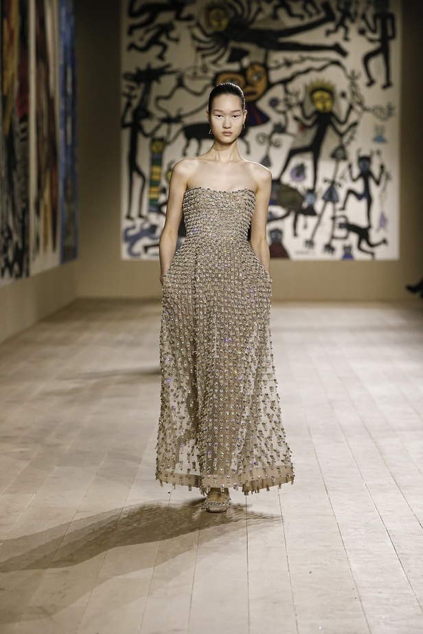 مجموعة حالمة بتصاميم براقة وثلاثية الأبعاد من دار Dior ضمن أسبوع الموضة للأزياء الفاخرة
