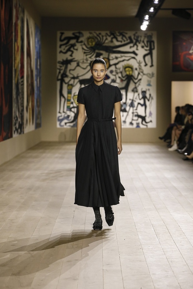 مجموعة حالمة بتصاميم براقة وثلاثية الأبعاد من دار Dior ضمن أسبوع الموضة للأزياء الفاخرة