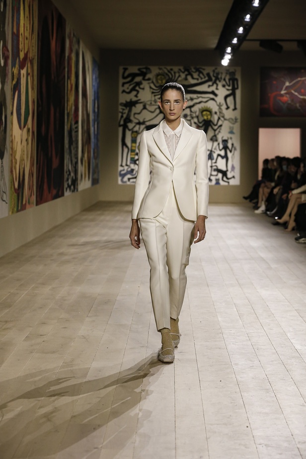 مجموعة حالمة بتصاميم براقة وثلاثية الأبعاد من دار Dior ضمن أسبوع الموضة للأزياء الفاخرة