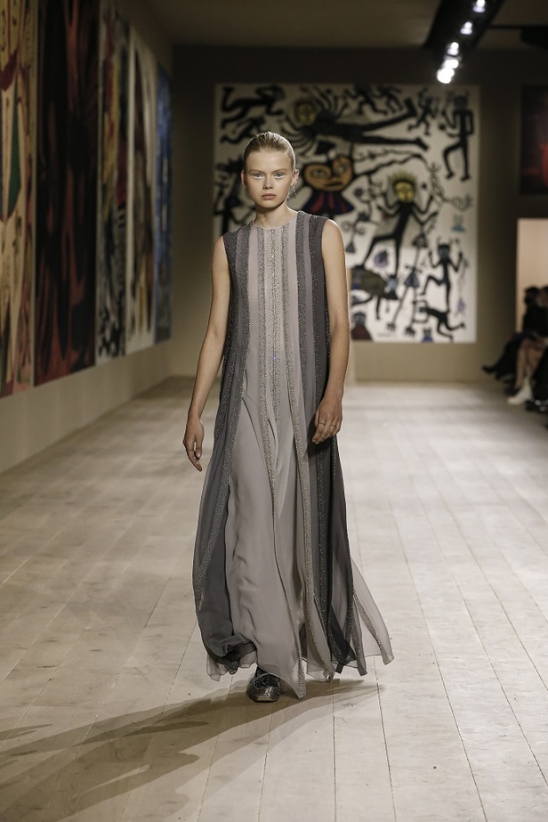 مجموعة حالمة بتصاميم براقة وثلاثية الأبعاد من دار Dior ضمن أسبوع الموضة للأزياء الفاخرة