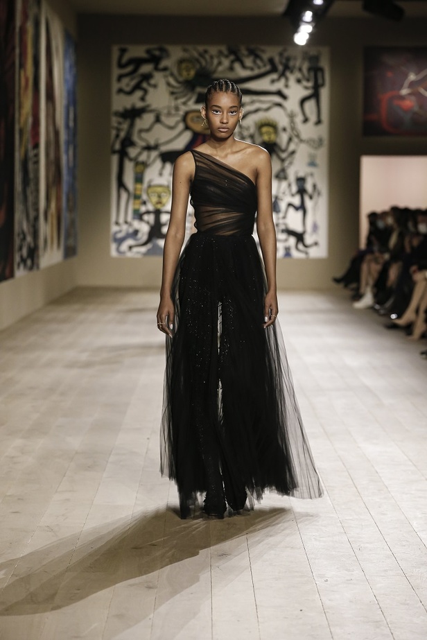 مجموعة حالمة بتصاميم براقة وثلاثية الأبعاد من دار Dior ضمن أسبوع الموضة للأزياء الفاخرة