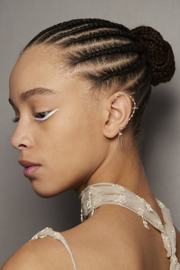 مجموعة حالمة بتصاميم براقة وثلاثية الأبعاد من دار Dior ضمن أسبوع الموضة للأزياء الفاخرة