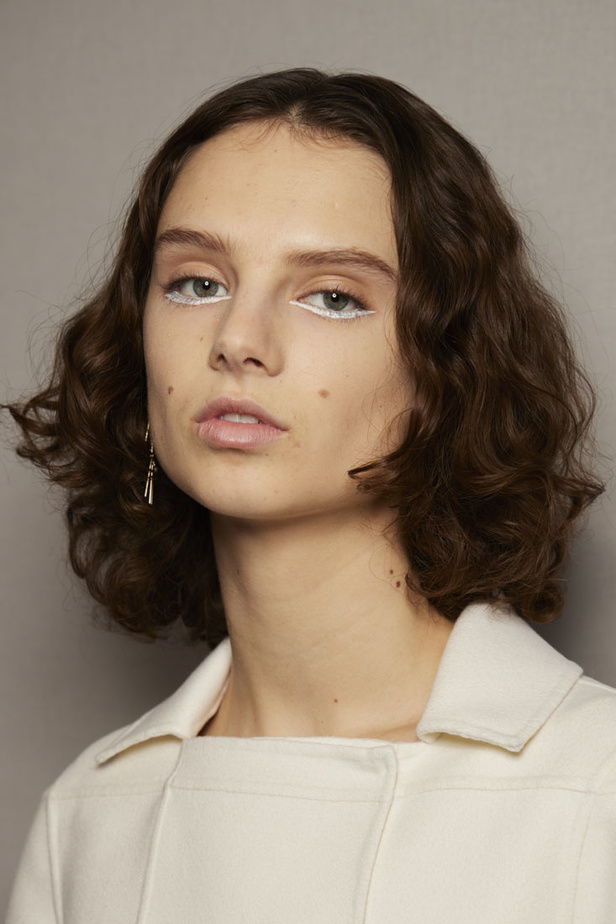 مجموعة حالمة بتصاميم براقة وثلاثية الأبعاد من دار Dior ضمن أسبوع الموضة للأزياء الفاخرة