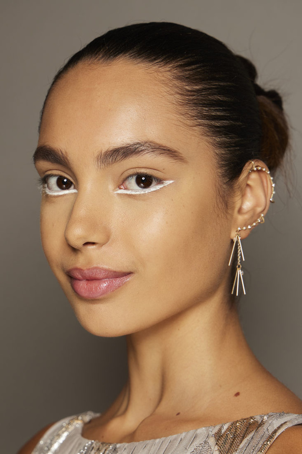 مجموعة حالمة بتصاميم براقة وثلاثية الأبعاد من دار Dior ضمن أسبوع الموضة للأزياء الفاخرة