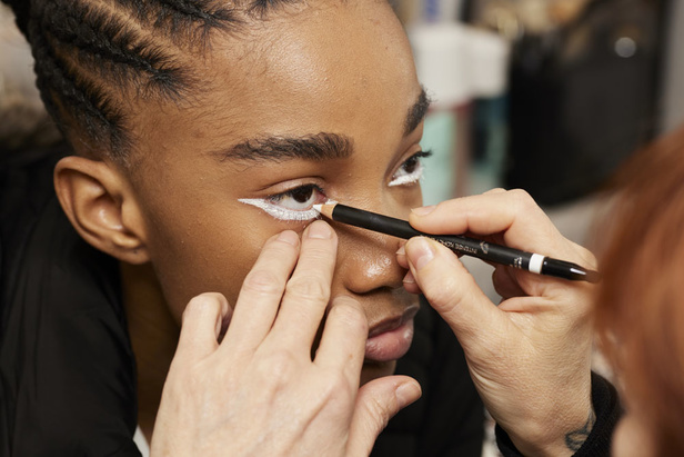 مجموعة حالمة بتصاميم براقة وثلاثية الأبعاد من دار Dior ضمن أسبوع الموضة للأزياء الفاخرة