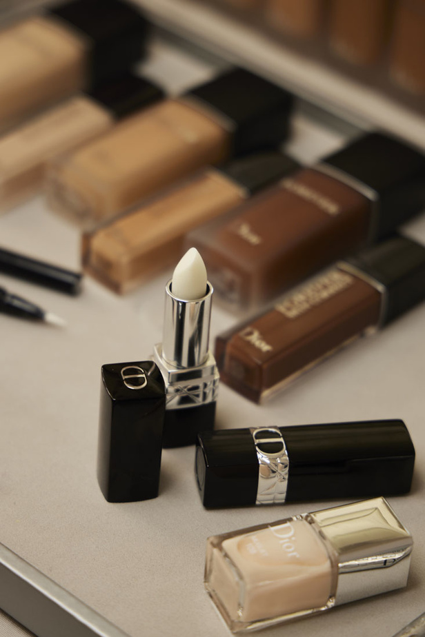 مجموعة حالمة بتصاميم براقة وثلاثية الأبعاد من دار Dior ضمن أسبوع الموضة للأزياء الفاخرة