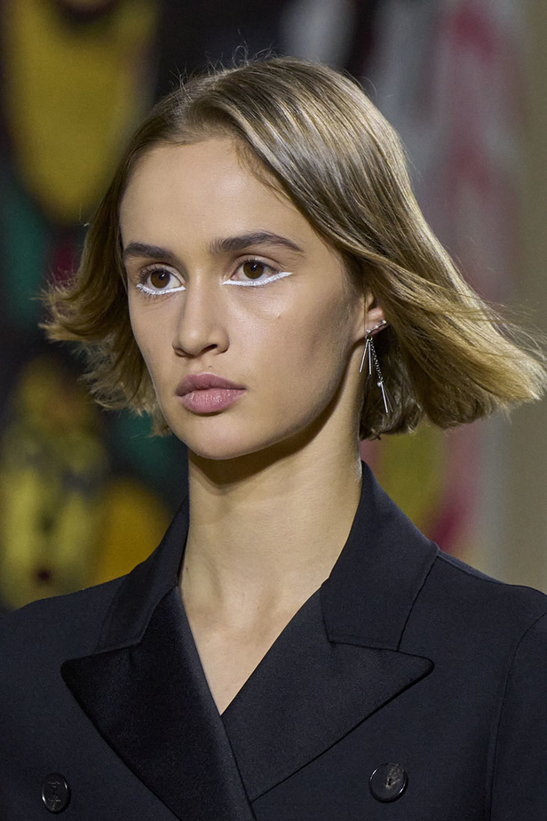 مجموعة حالمة بتصاميم براقة وثلاثية الأبعاد من دار Dior ضمن أسبوع الموضة للأزياء الفاخرة