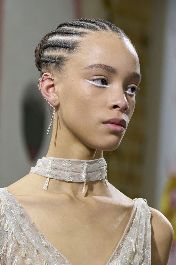 مجموعة حالمة بتصاميم براقة وثلاثية الأبعاد من دار Dior ضمن أسبوع الموضة للأزياء الفاخرة