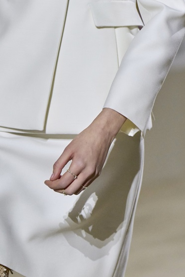 مجموعة حالمة بتصاميم براقة وثلاثية الأبعاد من دار Dior ضمن أسبوع الموضة للأزياء الفاخرة