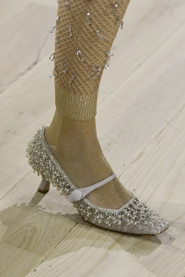 مجموعة حالمة بتصاميم براقة وثلاثية الأبعاد من دار Dior ضمن أسبوع الموضة للأزياء الفاخرة