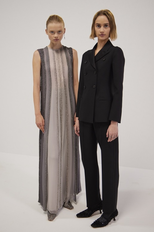 مجموعة حالمة بتصاميم براقة وثلاثية الأبعاد من دار Dior ضمن أسبوع الموضة للأزياء الفاخرة