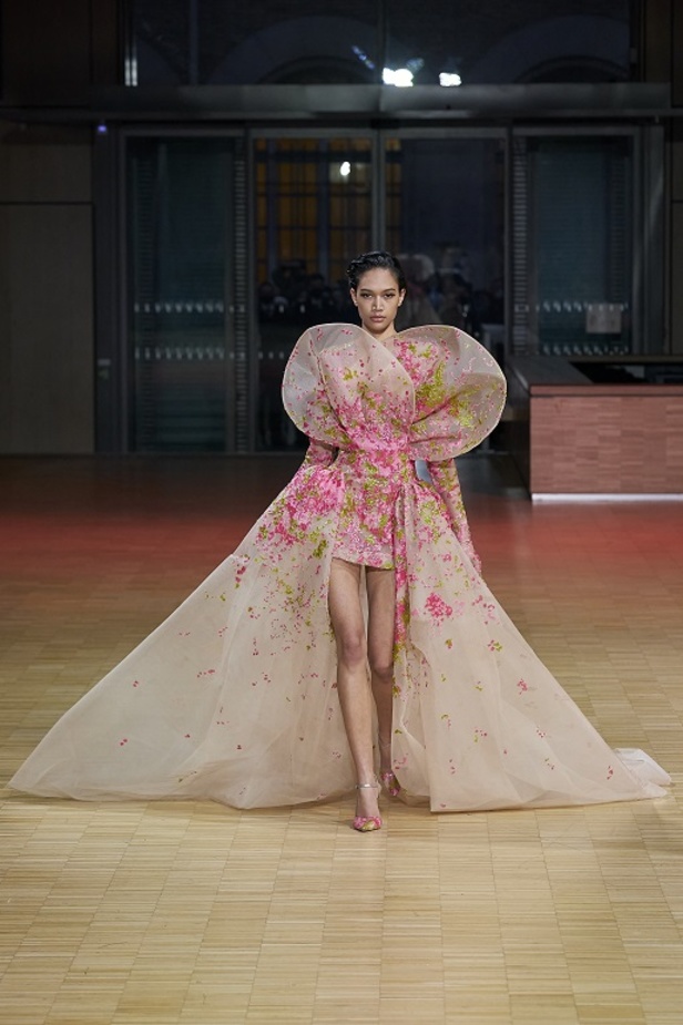 ايلي صعب يجسّد بهجة البحر المتوسط بفساتين مشرقة وألوان صاخبة