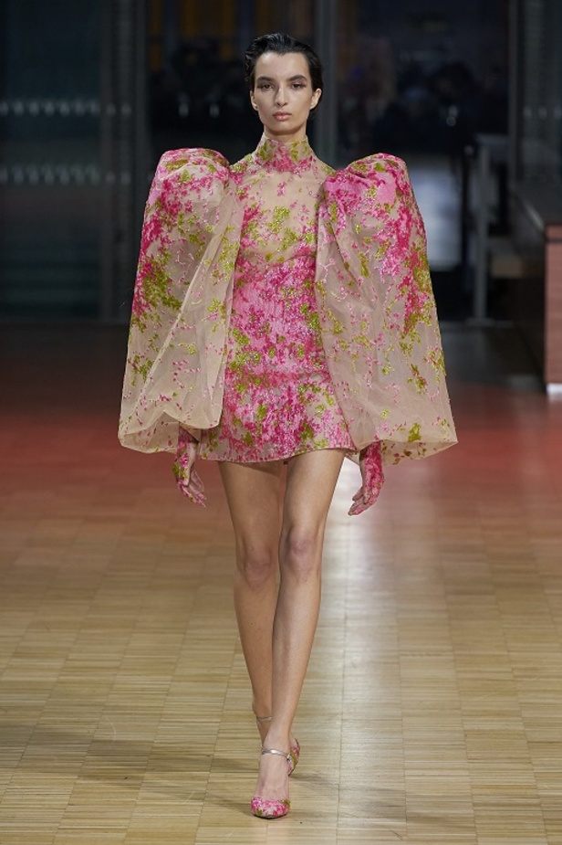 ايلي صعب يجسّد بهجة البحر المتوسط بفساتين مشرقة وألوان صاخبة