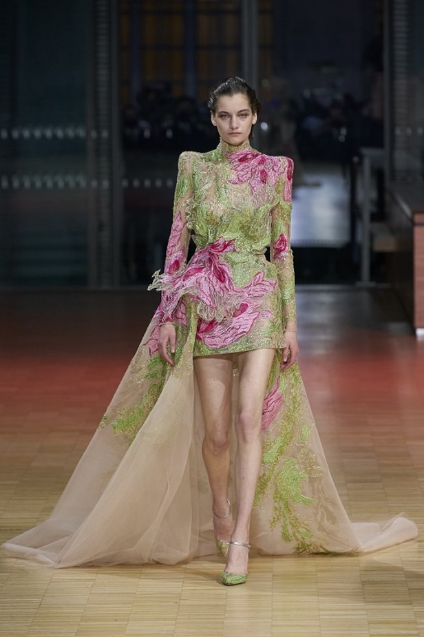 ايلي صعب يجسّد بهجة البحر المتوسط بفساتين مشرقة وألوان صاخبة