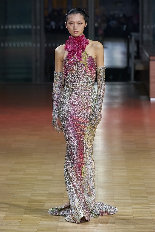 ايلي صعب يجسّد بهجة البحر المتوسط بفساتين مشرقة وألوان صاخبة