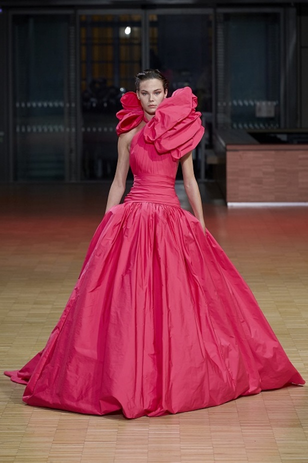 ايلي صعب يجسّد بهجة البحر المتوسط بفساتين مشرقة وألوان صاخبة