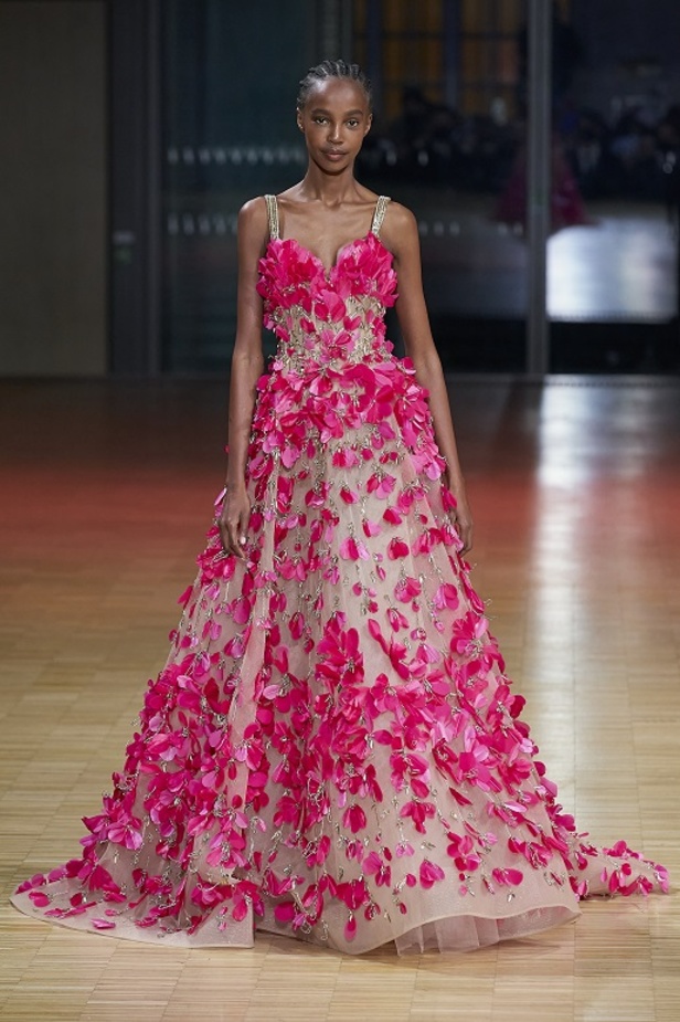 ايلي صعب يجسّد بهجة البحر المتوسط بفساتين مشرقة وألوان صاخبة