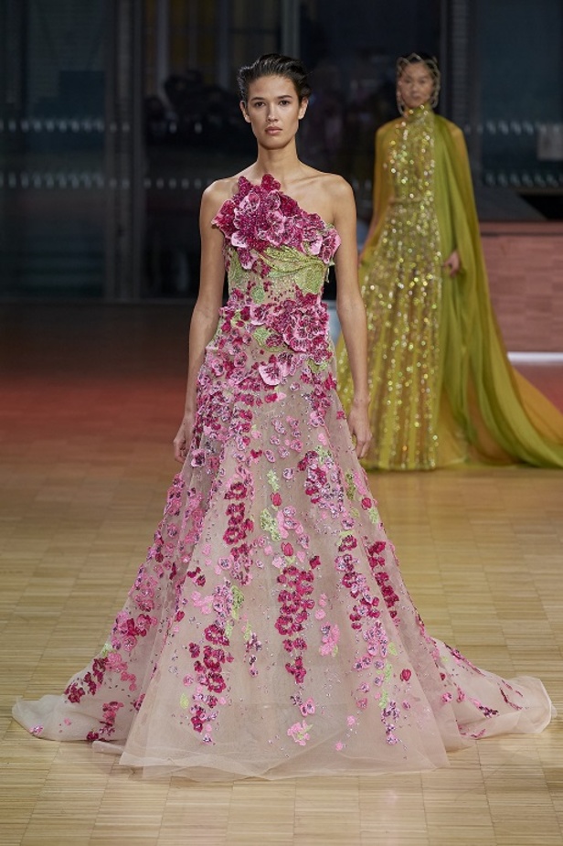 ايلي صعب يجسّد بهجة البحر المتوسط بفساتين مشرقة وألوان صاخبة