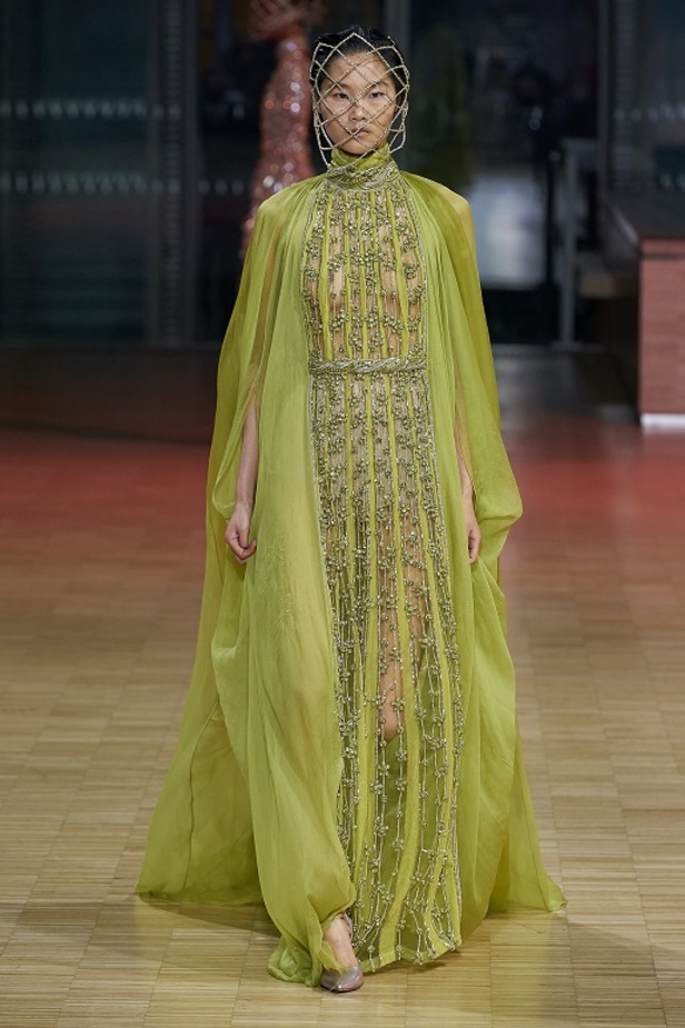 ايلي صعب يجسّد بهجة البحر المتوسط بفساتين مشرقة وألوان صاخبة