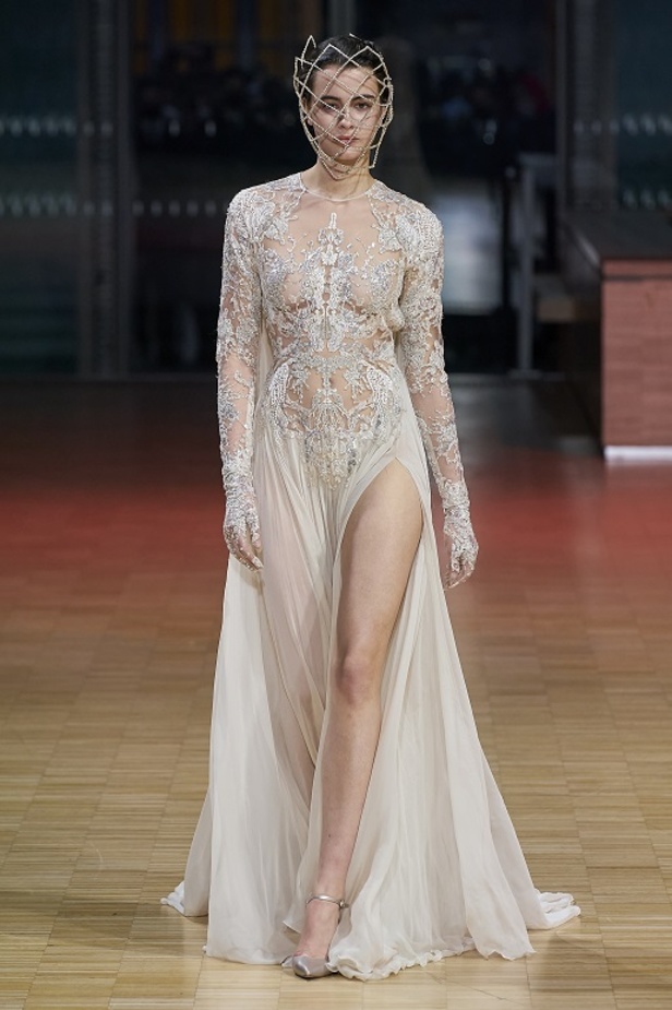 ايلي صعب يجسّد بهجة البحر المتوسط بفساتين مشرقة وألوان صاخبة