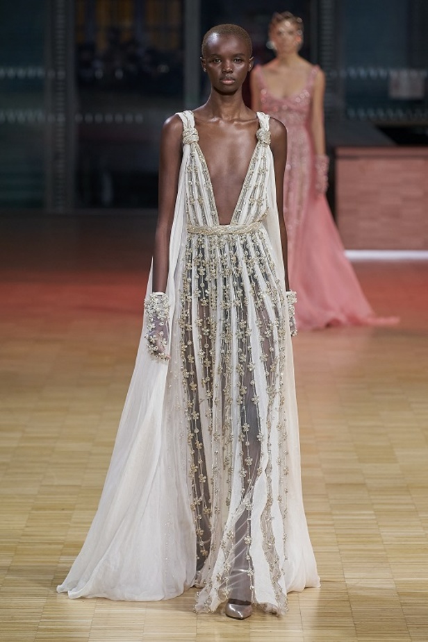 ايلي صعب يجسّد بهجة البحر المتوسط بفساتين مشرقة وألوان صاخبة