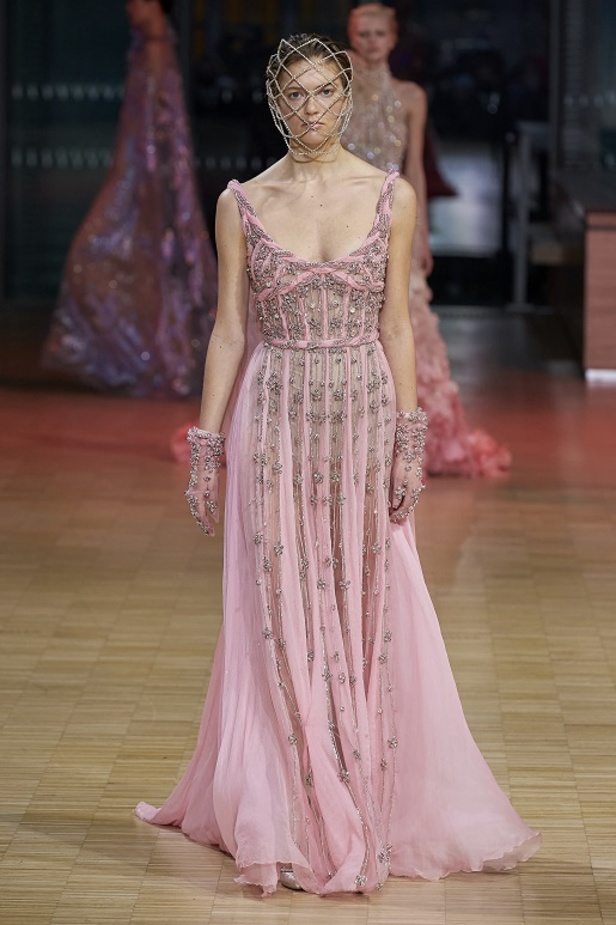 ايلي صعب يجسّد بهجة البحر المتوسط بفساتين مشرقة وألوان صاخبة