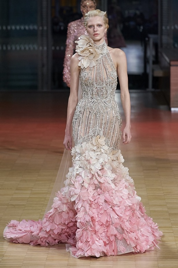 ايلي صعب يجسّد بهجة البحر المتوسط بفساتين مشرقة وألوان صاخبة