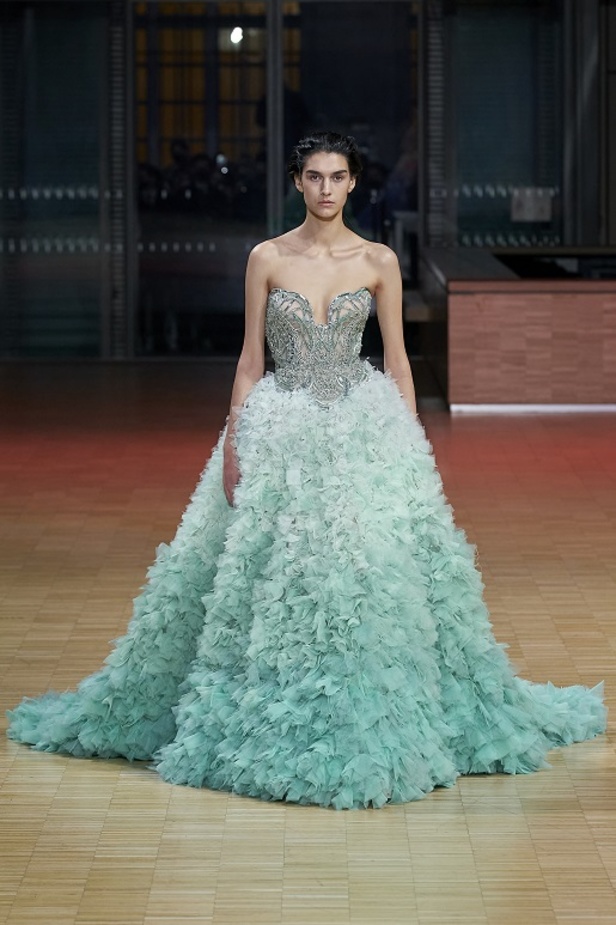 ايلي صعب يجسّد بهجة البحر المتوسط بفساتين مشرقة وألوان صاخبة